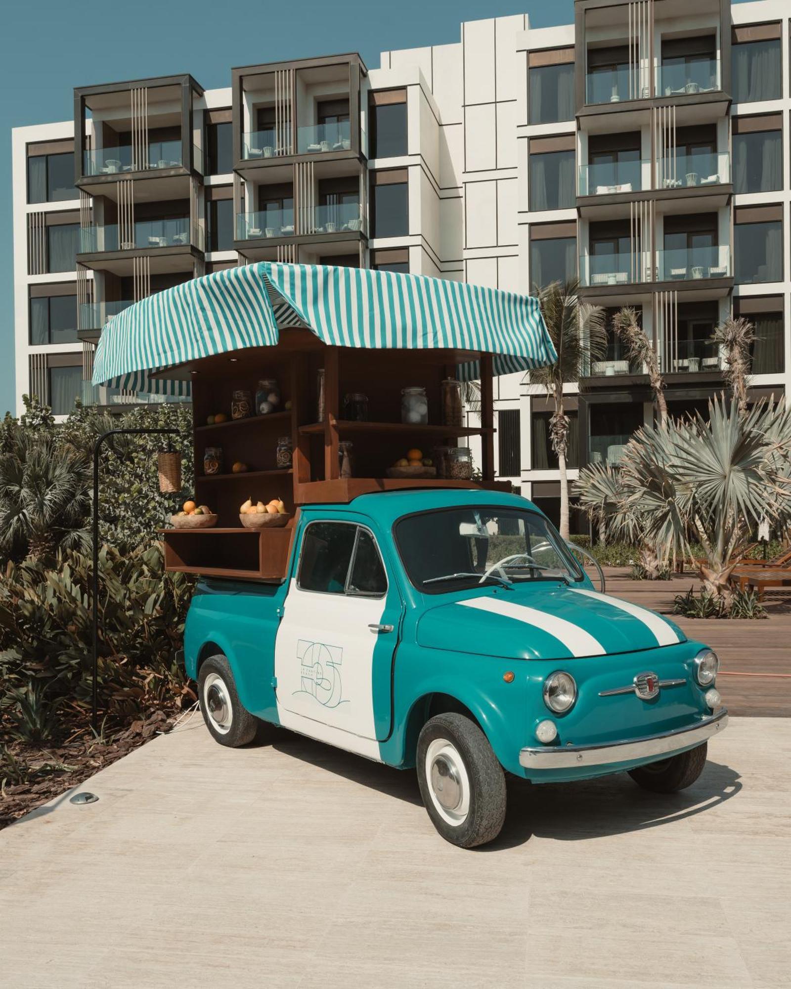 시저스 팰리스 블루워터 두바이 외부 사진 Fiat 500