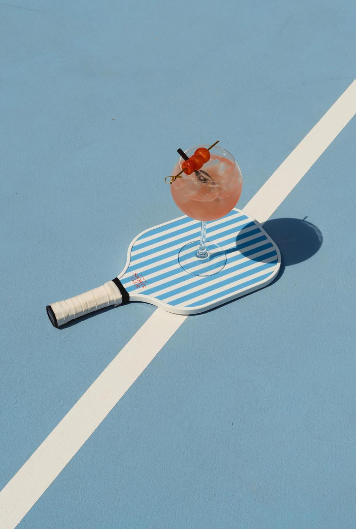시저스 팰리스 블루워터 두바이 외부 사진 A paddleball racket